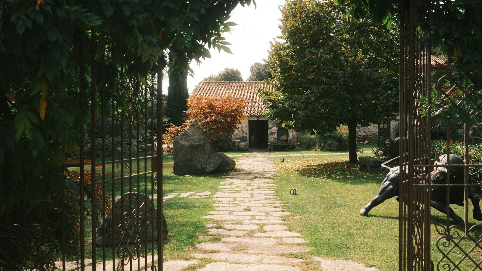 Portail et jardin