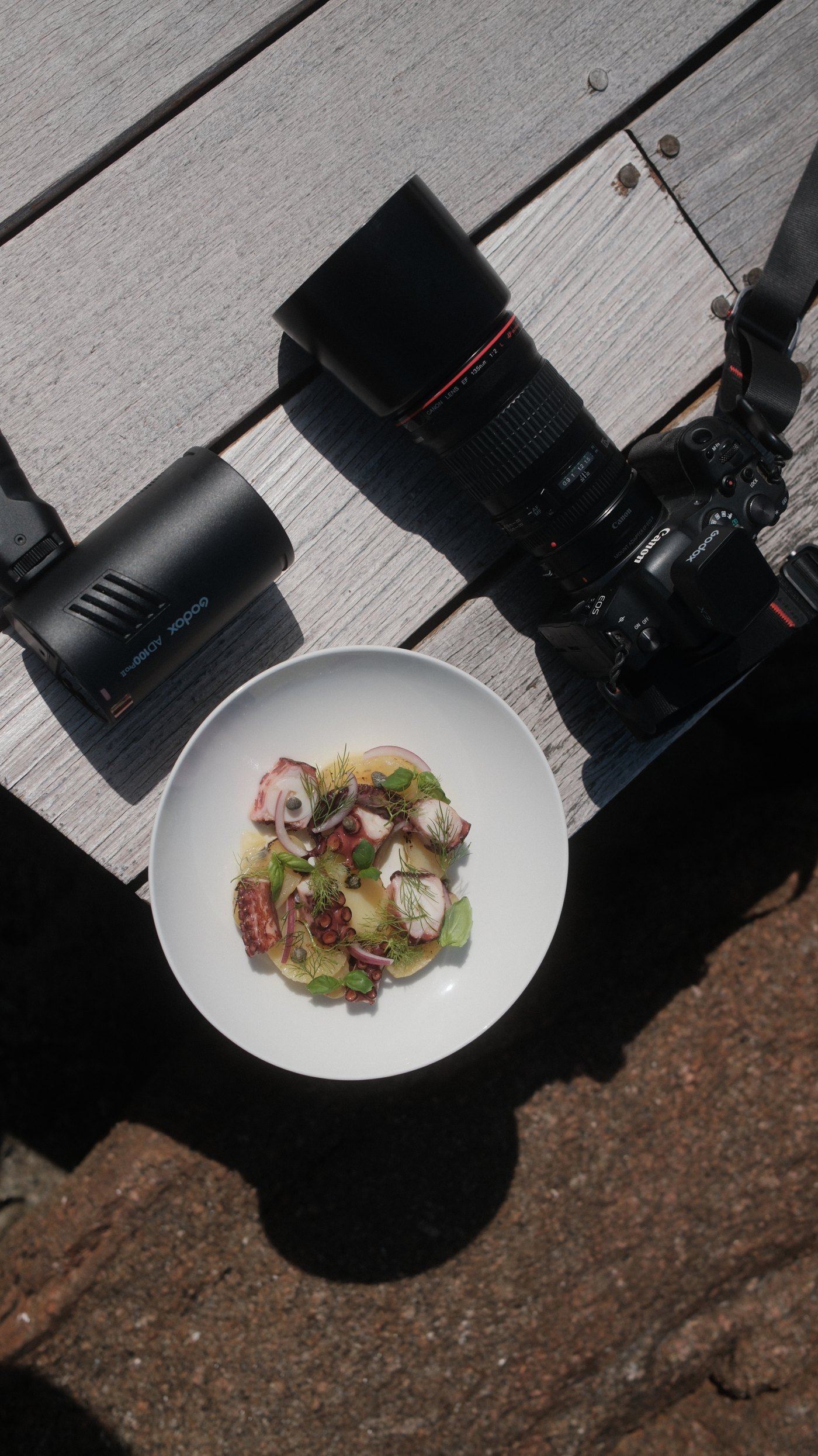 En coulisses d’un shooting culinaire Carlotti Studio : appareils photo et assiette vue du dessus
