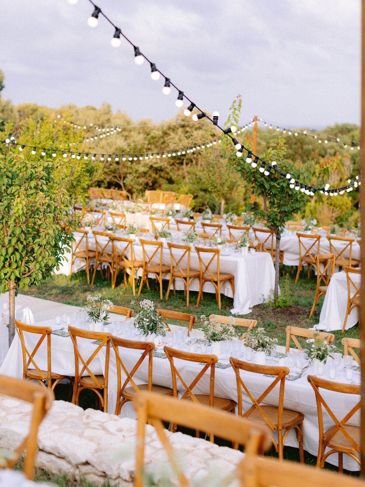 La table, sous les guirlandes