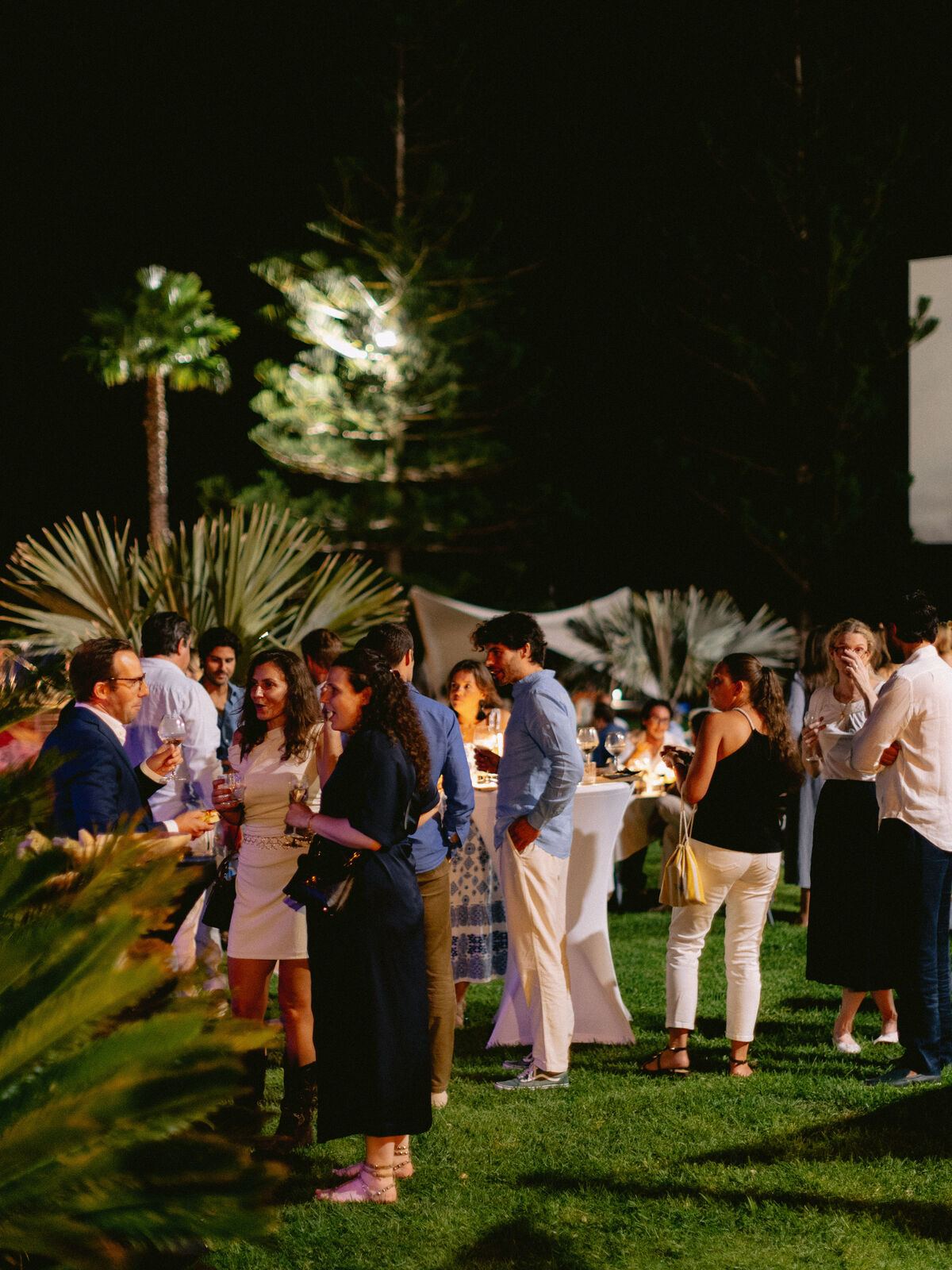 Les invités, en soirée