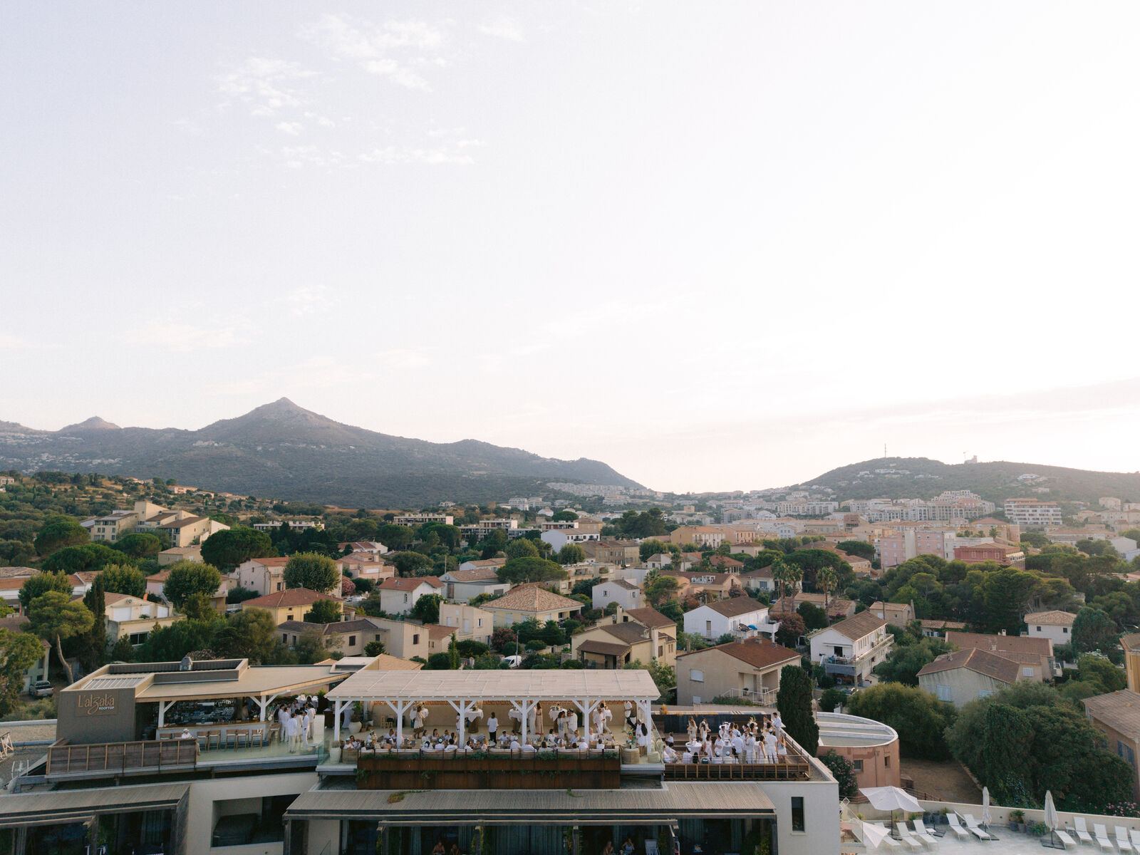 Soirée sur le toit, vue drone