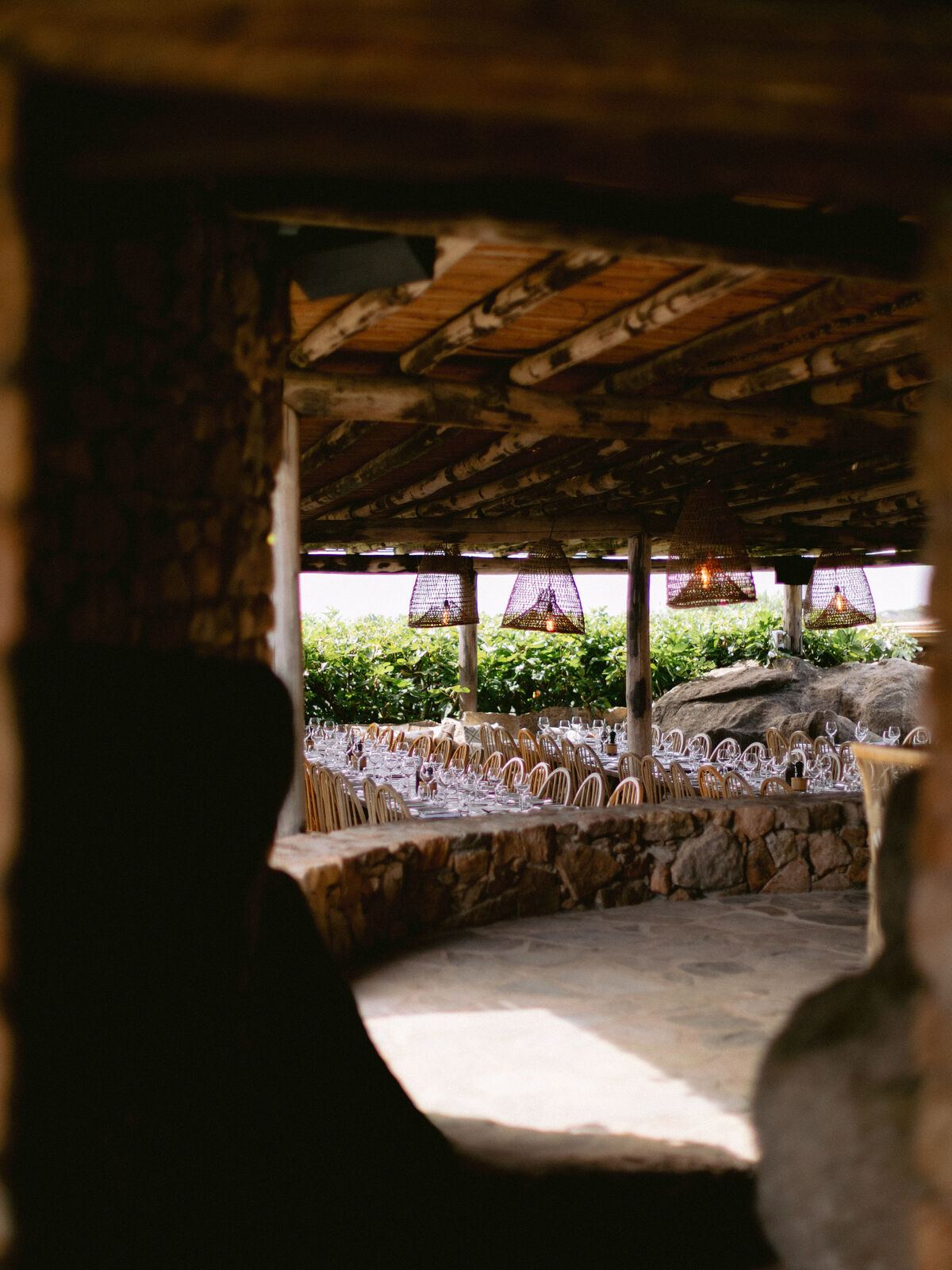 Le restaurant, sous la treille